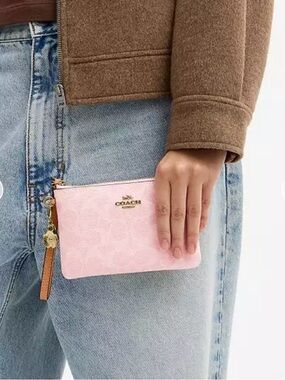 💗Coach Power Pink WRISTLET